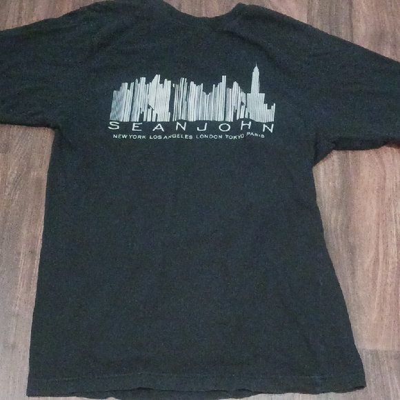 Sean John Black Tee with Cityscape Design - Picture 3 of 5